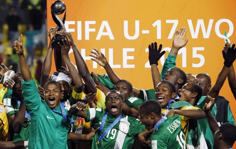 Nigeria's players celebrate with the FIFA U-17 World Cup Chile 2015 trophy, at Sausalito stadium in Vina del Mar, on November 8, 2015. Nigeria defeated Mali 2-0.    AFP PHOTO /  PHOTOSPORT - MARCELO HERNANDEZ
