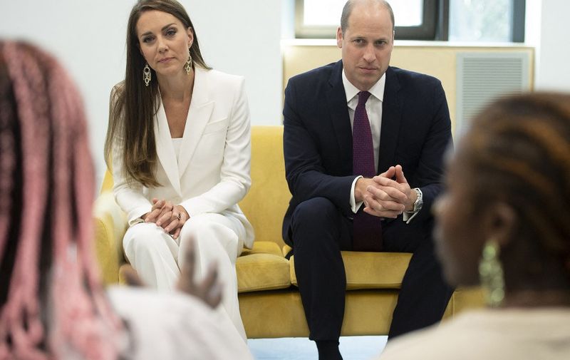 Britain's Catherine, Duchess of Cambridge (L) and Britain's Prince William, Duke of Cambridge, meet with members of the association ELEVATE, which focus on the creative and cultural sector for the young ones, at Brixton House, in London on June 22, 2022. (Photo by Eddie MULHOLLAND / POOL / AFP)