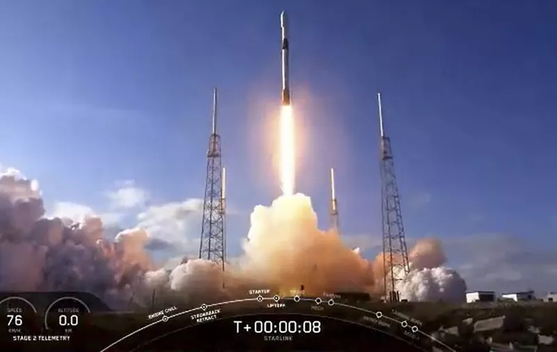 This NASA TV video frame grab shows the SpaceX Falcon 9 fourth Starlink constellation as it launches at Cape Canaveral, Florida on January 29, 2020. - The Starlink constellation will increase global internet access.This mission is tasked with sending up the latest batch of internet-beaming satellites for SpaceX, adding on to the roughly 180 satellites the company already has in orbit. (Photo by Handout / NASA TV / AFP) / RESTRICTED TO EDITORIAL USE - MANDATORY CREDIT "AFP PHOTO /NASA TV/HANDOUT " - NO MARKETING - NO ADVERTISING CAMPAIGNS - DISTRIBUTED AS A SERVICE TO CLIENTS