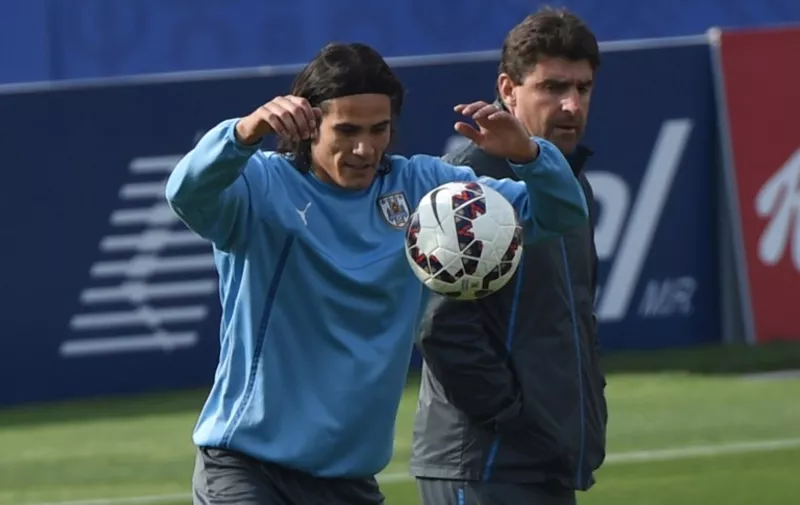 Uruguay's forward Edinson Cavani (L) controls the ball during a training session at the Nacional stadium in Santiago, on 23 June, 2015. Uruguay will face Chile in a Copa America 2015 quarterfinal match on June 24.  AFP PHOTO / PABLO PORCIUNCULA