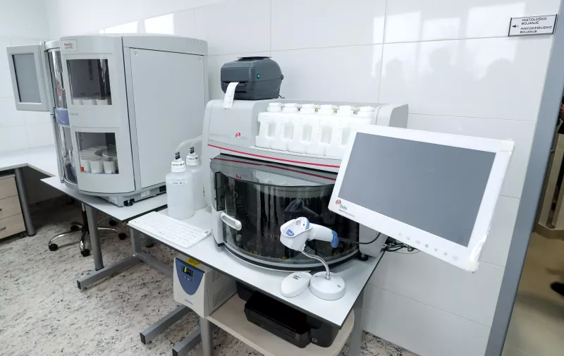 Zagreb: Svečano otvoren Suradni centar Svjetske zdravstvene organizacije i zgrada KB Sveti Duh 28.01.2019., Zagreb,  Sveti Duh 64 - Svecano otvaranje Suradnog centra Svjetske zdravstvene organizacije za djecju oftalmologiju i novoizgradjene zgrade Klinicke bolnice Sveti Duh s odjelima patologije, citologije, kardiologije, gastroenterologije i oftalmologije. Novoizgradjenu zgradu u jugoistocnom krilu Bolnice otvorio je gradonacelnik Zagreba Milan Bandic, dok je Suradni centar ispred glavnog ulaza bolnice otvorila Donna Zilstroff i voditeljica regionalnog ureda za Hrvatsku Antoinette Kaic. Otvaranjima je nazocio ministar zdravstva Milan Kujundzic te ravnatelj KB-a Sveti Duh Mladen Busic. rPhoto: Igor Kralj/PIXSELLr