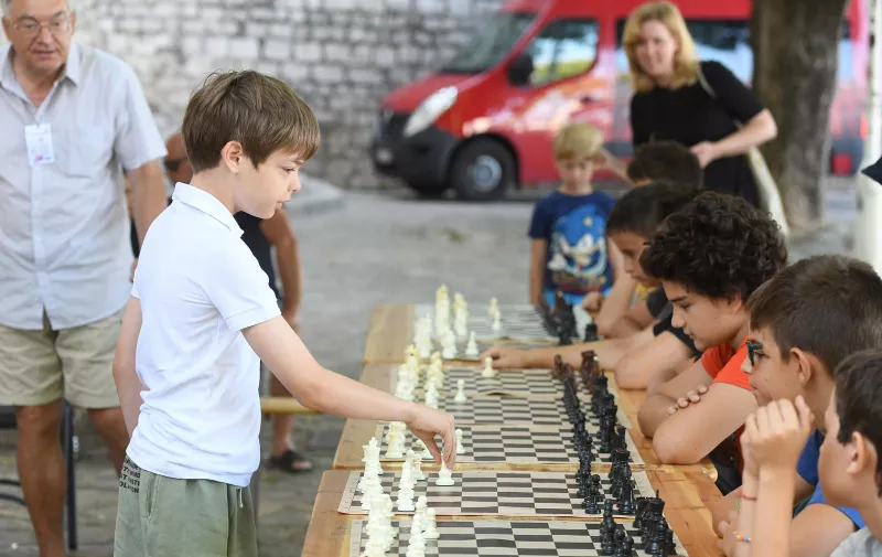 07.07.2023., Sibenik - Ivano Miocic, 10-godisnji mladi sahist iz Sibenika odigrao je simultanku sa dvadeset djece u skolpu Medjunarodnog djecijeg festivala u Sibeniku. Photo: Hrvoje Jelavic/PIXSELL
