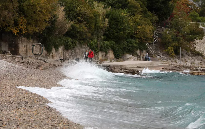 21.10.2021., Rijeka - Jugo i veliki valovi na plazi Kantrida.  Photo: Goran Kovacic/PIXSELL