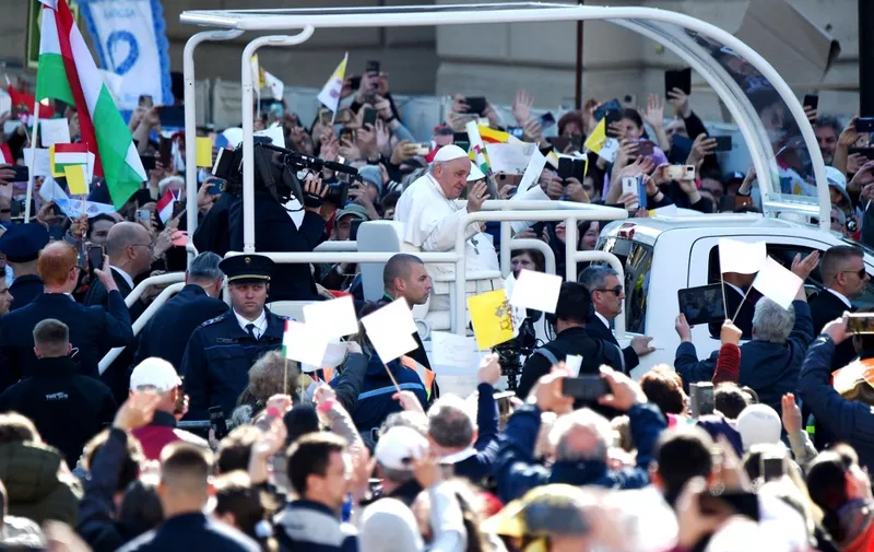 Pope Francis greets people in Kossith Square on the last day of his visit to Budapest, on april 30, 2023. (Photo by Balint Szentgallay/NurPhoto) (Photo by Balint Szentgallay / NurPhoto / NurPhoto via AFP)