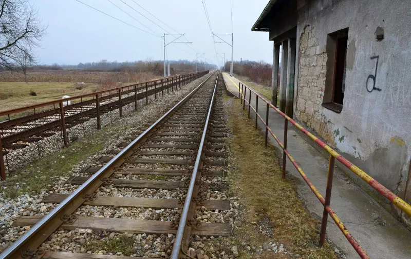 13.02.2017., Zapolje - Sinoc oko 18.40, na zeljeznickoj pruzi u blizini Zapolja, na sjevernom kolosijeku, brzi vlak naletio je na muskarca. Vlak je prometovao na relaciji Vinkovci - Zagreb i usmrtio muskarca starosti izmedju 40 i 60 godina. Bio je odjeven u plavo-crne stofane hlace na pruge, sivi sako sa sitnim rombovima, plavo-sivu vestu, obuven u crne cipele, a uza se je imao bicikl (Fischer) plave boje. Policija nastavlja daljnji rad u cilju utvrdjivanja identiteta osobe te moli gradjane ukoliko imaju saznanja o osobi da jave policiji na broj 192. "nPhoto: Ivica Galovic/PIXSELL