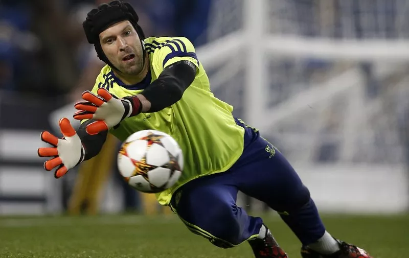 Chelsea's Czech goalkeeper Petr Cech warms up ahead of the UEFA Champions League, group G football match between Chelsea and Schalke 04 at Stamford Bridge, in London on September 17, 2014. AFP PHOTO / ADRIAN DENNIS