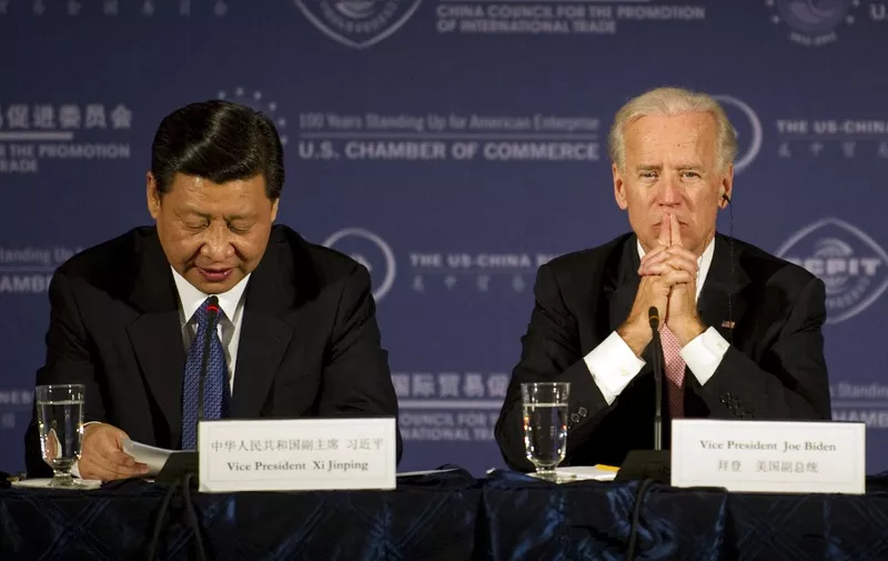 Chinese Vice President Xi Jinping (L) speaks with US Vice President Joe Biden (R) during a business roundtable at the US Chamber of Commerce in Washington, DC,  February 14, 2012.    AFP PHOTO / Jim WATSON (Photo by JIM WATSON / AFP)