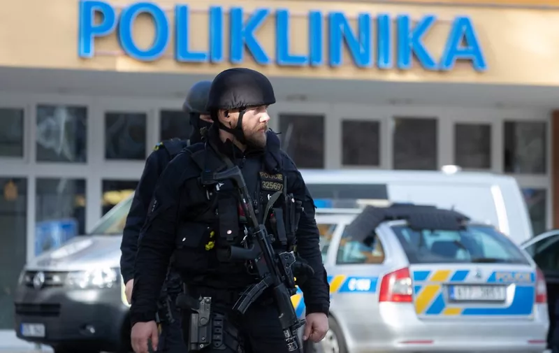 Policemen stand in front of the Faculty Hospital in Ostrava, eastern Czech Republic, after a gunman opened fire killing six people, on December 10, 2019. The man suspected of killing six people and injuring two in a Czech hospital on December 10, 2019 morning is dead after shooting himself in the head, police said in a tweet. (Photo by Radek MICA / AFP)