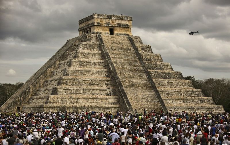 Thousands of tourists surround the Kukulcan Pyramid at the Chichen Itza archeological site during the celebration of the spring equinox in Yucatan state in southeastern Mexico, on March 21, 2016. AFP PHOTO/ALEJANDRO MEDINA / AFP PHOTO / ALEJANDRO MEDINA
