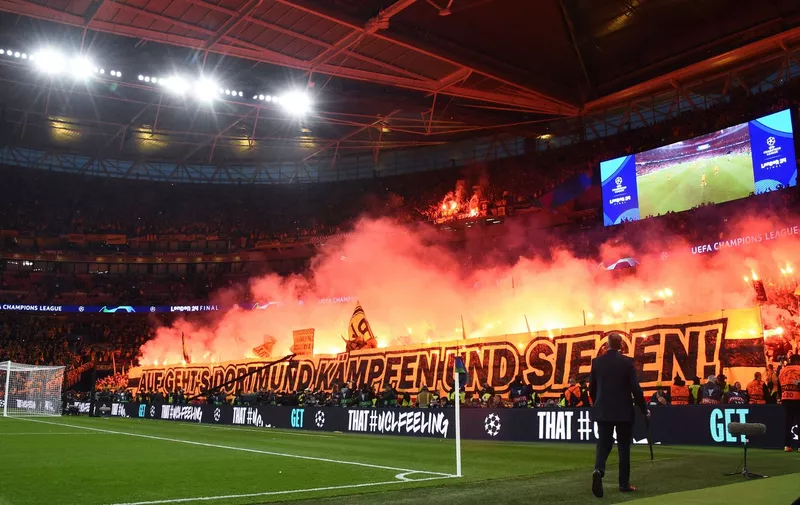 Fans of Borussia Dortmund let off flares during the Final Champions League match between Real Madrid CF and Borussia Dortmund at Wembley Stadium on June 01, 2024 in London , England.  Photo by federico pestellini / panoramic  - FOOTBALL : Borussia Dortmund vs Real Madrid - Ligue des Champions - 01/06/2024 FedericoPestellini/Panoramic PUBLICATIONxNOTxINxFRAxBEL