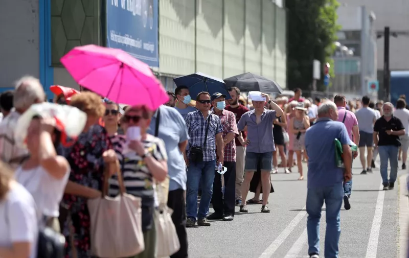 24.6.2021., Zagreb - Unatoc vrlo visokim temperaturama zraka i sparini, velika guzva u redu za cijepljenje pred Velesajmom. Photo: Zeljko Lukunic/PIXSELL