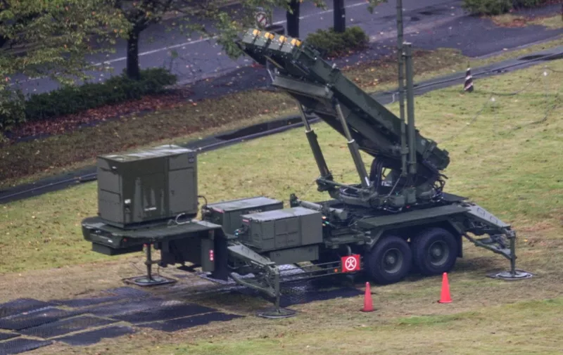 This picture shows a Japan Air Self-Defense Force ground-based missile interceptor Patriot (PAC 3) system deployed next to the Ministry of Defense in Tokyo on October 5, 2022. - North Korea on October 4 fired a ballistic missile over Japan for the first time in five years, prompting Tokyo to activate its missile alert system and issue a rare warning for people to take shelter. (Photo by Kazuhiro NOGI / AFP)
