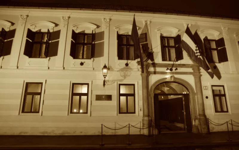 02.04.2013., Zagreb - Zgrada Vlade povodom svjetskog dana autizma osvijetljena je plavim reflektorima. 
Photo: Dalibor Urukalovic/PIXSELL