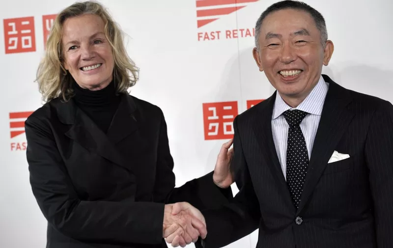 German designer Jil Sander (L) shakes hands with Japan's casual apparel giant Fast Retailing, known as Uniqlo brand, president tadashi Yanai as they announced an agreement that Uniqlo will use Jil Sander as a designer during a press conference in Tokyo on March 17, 2009.    AFP PHOTO / Yoshikazu TSUNO (Photo by AFP)