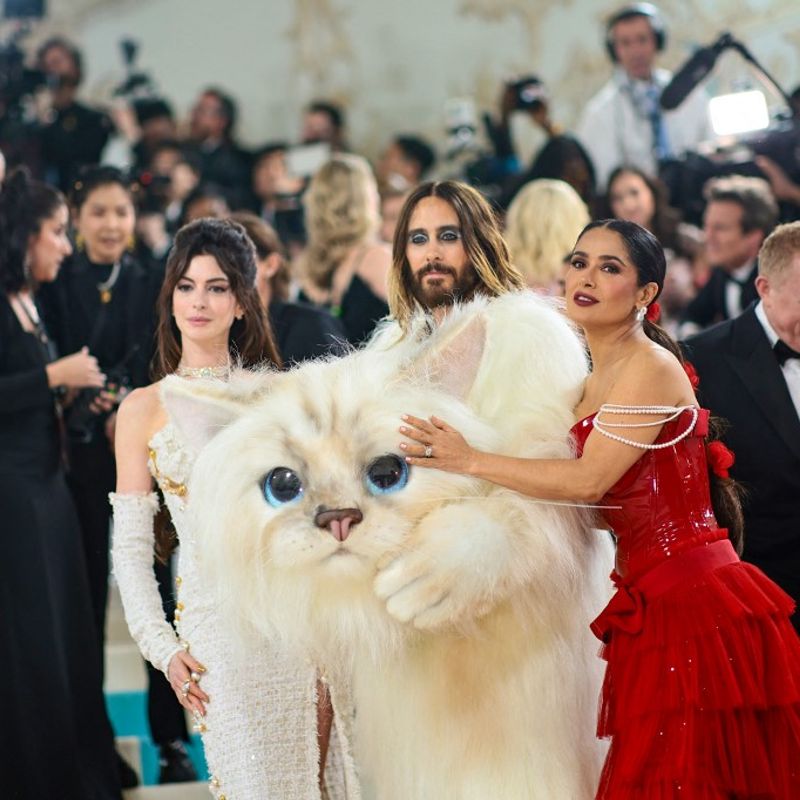 NEW YORK, NEW YORK - MAY 01: (L-R) Anne Hathaway, Jared Leto, and Salma Hayek Pinault attend The 2023 Met Gala Celebrating "Karl Lagerfeld: A Line Of Beauty" at The Metropolitan Museum of Art on May 01, 2023 in New York City.   Dimitrios Kambouris/Getty Images for The Met Museum/Vogue/AFP (Photo by Dimitrios Kambouris / GETTY IMAGES NORTH AMERICA / Getty Images via AFP)