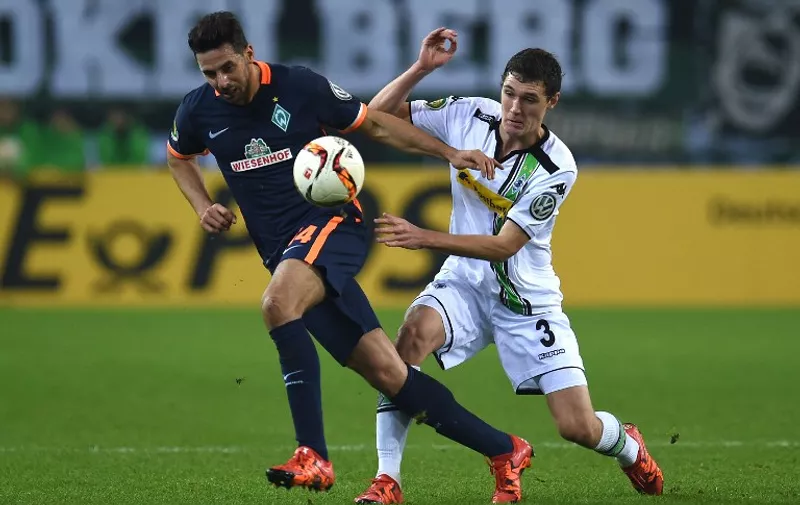 Bremen's midfielder Claudio Pizarro(L) and Moenchengladbach's Danish defender Andreas Christensen vie for the ball during the German Trophy (DFB-Pokal) round of sixteen football match Borussia Moenchengladbach vs Werder Bremen in Moenchengladbach, western Germany, on December 15, 2015. / AFP / PATRIK STOLLARZ / RESTRICTIONS: ACCORDING TO DFB RULES IMAGE SEQUENCES TO SIMULATE VIDEO IS NOT ALLOWED DURING MATCH TIME. MOBILE (MMS) USE IS NOT ALLOWED DURING AND FOR FURTHER TWO HOURS AFTER THE MATCH. == RESTRICTED TO EDITORIAL USE == FOR MORE INFORMATION CONTACT DFB DIRECTLY AT +49 69 67880

 /