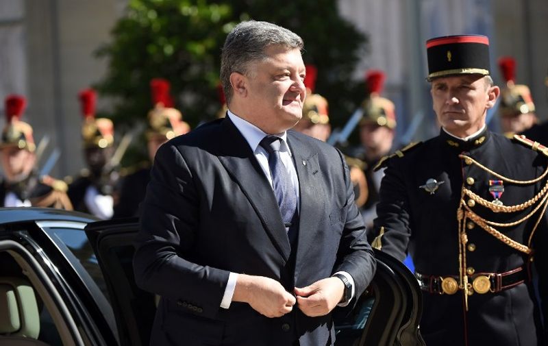Ukrainian President Petro Porochenko arrives at the Elysee Palace, in Paris, on October 2, 2015, for a peace summit on the Ukraine conflict with Western leaders. The leaders of France, Germany, Russia and Ukraine meet in Paris to consolidate a fragile peace in Ukraine, as a conflict that appears to be winding down is overshadowed by President Vladimir Putin's dramatic intervention in Syria's war. AFP PHOTO / STEPHANE DE SAKUTIN