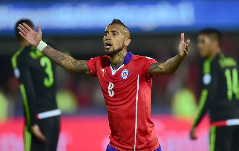 Chile's midfielder Arturo Vidal complains during the 2015 Copa America football championship match against Mexico, in Santiago, on June 15, 2015.   AFP PHOTO / MARTIN BERNETTI