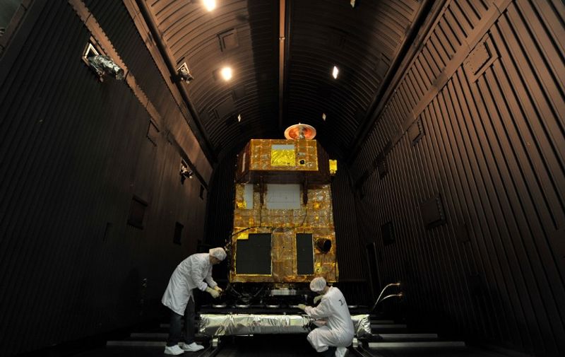 TO GO WITH AFP STORY IN SPANISH BY ANELLA RETA - Brazilian researchers work inside a reinforced chamber on a CBERS satellite (China-Brazil Earth Resources Satellite), a cooperative program between INPE (National Institute for Space Research), of Brazil, and CAST (Chinese Academy of Space Technology), of China, at the INPE headquarters, in Sao Jose dos Campos, some 90 km north of Sao Paulo, Brazil, on November 3, 2009. AFP PHOTO/Mauricio LIMA / AFP PHOTO / MAURICIO LIMA