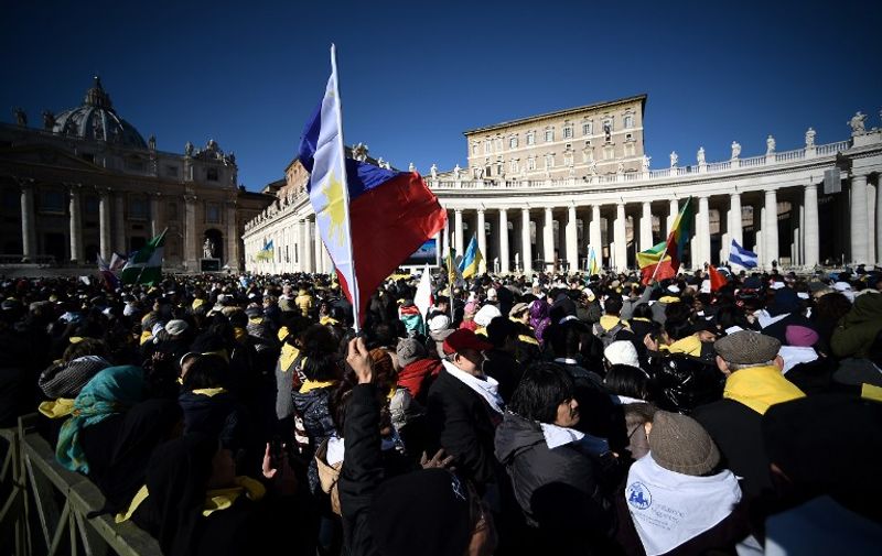 Migrants gather in St Peter's Square at the Vatican to follow Pope Francis Sunday Angelus prayer part of the International Migrants Day on January 17, 2016.   
 / AFP / FILIPPO MONTEFORTE