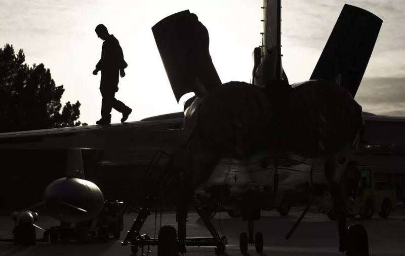 Pilots and ground crew prepare a Tornado GR4 aircraft at the British Royal Air Force airbase RAF Marham in Norfolk in east England on December 2, 2015. Two more Tornado fighters from RAF Marham and six Typhoon jets from RAF Lossiemouth set off December 3 to join aircraft already operating out of RAF Akrotiri in Cyprus after the UK parliament voted late on December 2 to join the US-led bombing campaign against Islamic State (IS) group jihadists in Syria.  AFP PHOTO / POOL / PHILIP COBURN / AFP / POOL / PHILIP COBURN
