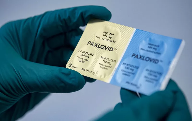 01 March 2022, Berlin: A person holds the drug Paxlovid from the US pharmaceutical company Pfizer against Covid-19. Photo: Fabian Sommer/dpa (Photo by Fabian Sommer / DPA / dpa Picture-Alliance via AFP)