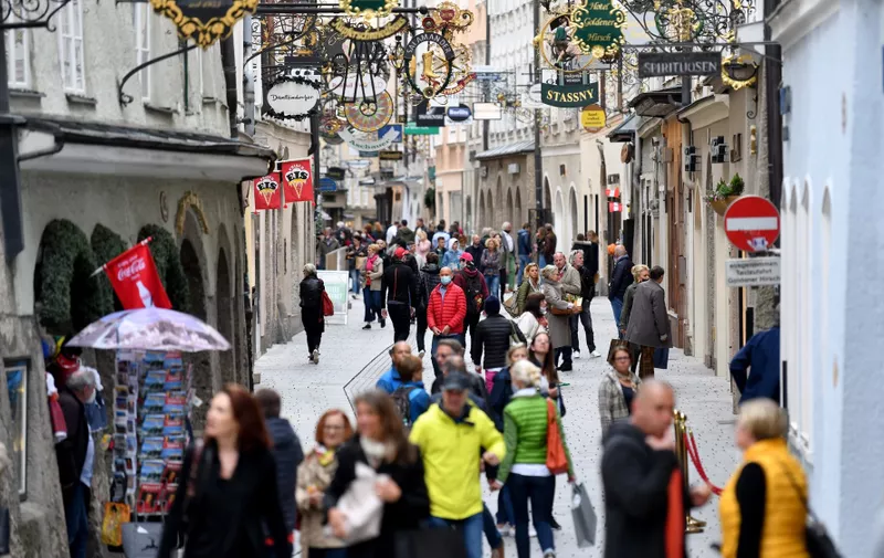 People walk in the shopping street 'Getreidegasse' in the old town in Salzburg, Austria on May 2, 2020. Austrian citizens are allowed to leave the house for non-essential trips as it eases coronavirus lockdown measures, but said limits on gatherings and social distancing rules would remain in place. From May 2, 2020, shopping centres, hairdressers and all shops with more than 400 square metres of sales area are allowed to reopen, including the major electrical retailers, fashion chains, furniture stores and sports equipment retailers., Image: 516503071, License: Rights-managed, Restrictions: Austria OUT
SOUTH TYROL OUT, Model Release: no, Credit line: BARBARA GINDL / AFP / Profimedia