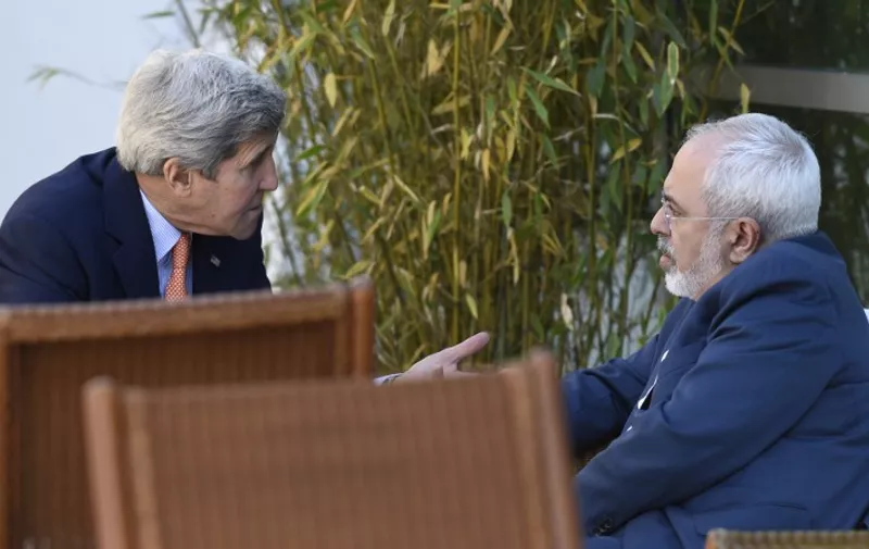 US Secretary of State John Kerry (L) talks with Iranian Foreign Minister Mohammad Javad Zarif on May 30, 2015 in Geneva. Top US and Iranian diplomats are gathering in Geneva this weekend, hoping to bridge differences over a nuclear inspection accord and economic sanctions on Tehran. AFP PHOTO / POOL / SUSAN WALSH