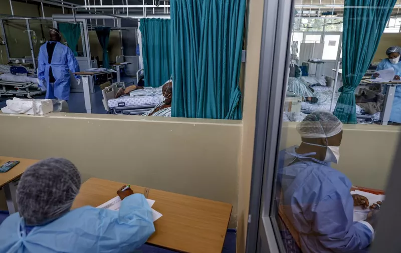 Nurses treat patients infected with COVID-19 at ward number 20 of the Tembisa Hospital in Tembisa, on March 2, 2021. (Photo by Guillem Sartorio / AFP)