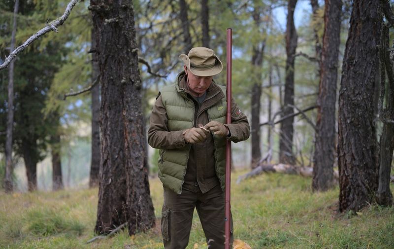 Russian President Vladimir Putin walks during his leisure time in the Siberian Taiga area on October 6, 2019. (Photo by Alexey DRUZHININ / Sputnik / AFP)