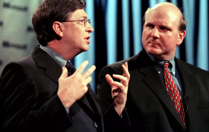 Microsoft Chairman Bill Gates (L) and President and CEO Steve Ballmer explain their company's position during a press conference 03 April 2000 in Redmond, Washington, regarding the US Justice Department's decision that ruled the software giant had violated the Sherman Antitrust Act. AFP PHOTO/Dan LEVINE / AFP PHOTO / DAN LEVINE