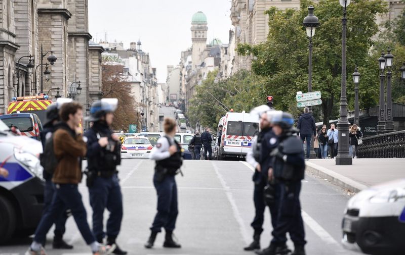 Police block the street near Paris prefecture de police (police headquarters) on October 3, 2019 after three persons have been hurt in a knife attack. - A knife attacker was shot and injured after hurting two people at police headquarters in the historical centre of Paris on October 3, sources told AFP. (Photo by Martin BUREAU / AFP)