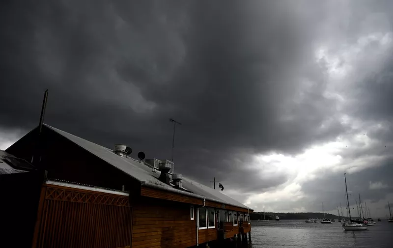 Storm clouds gather over Double Bay in Sydney on January 20, 2020. - Thunderstorms and giant hail battered parts of Australia's east coast after "apocalyptic" dust storms swept across drought-stricken areas, as extreme weather patterns collided in the bushfire-fatigued country. (Photo by PETER PARKS / AFP)