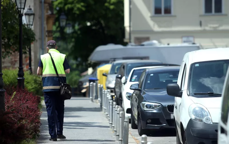 30.04.2018., Zagreb - Rasprava izmedju prometnog redara i vozaca automobila koji je parkirao na Gornjem gradu. 
Photo: Sanjin Strukic/PIXSELL