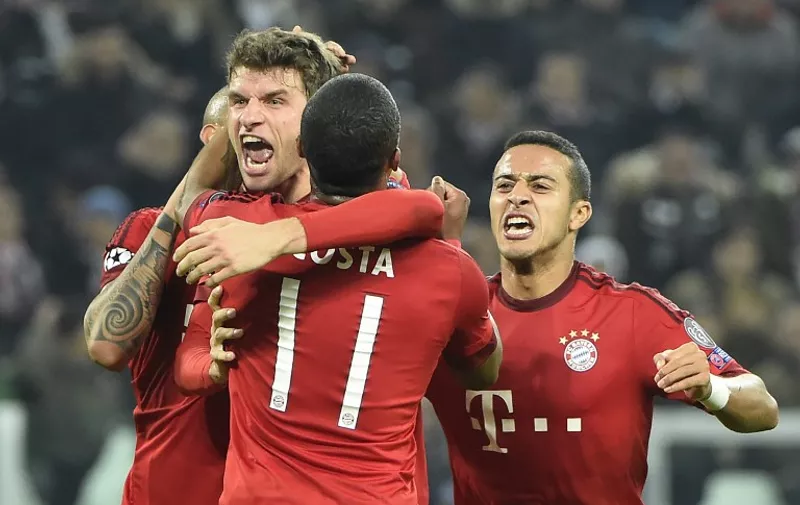 Bayern Munich's German midfielder Thomas Mueller (C) celebrates with teammates after scoring a goal during the UEFA Champions League round of 16 first leg football match between Juventus and Bayern Munich at the Juventus Stadium in Turin on February 23, 2016.  AFP PHOTO / OLIVIER MORIN / AFP / OLIVIER MORIN