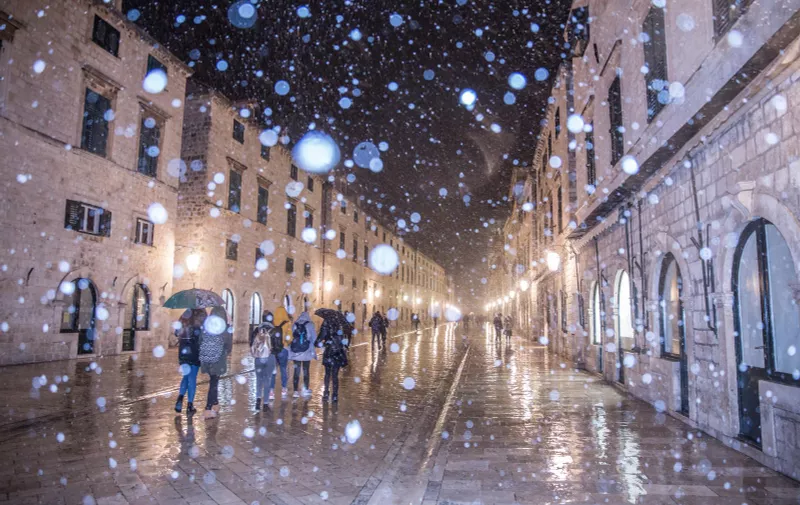 26.02.2018., Stara gradska jezgra, Dubrovnik - Snijeg vec dobro pada i u Dubrovniku. rPhoto: Grgo Jelavic/PIXSELL