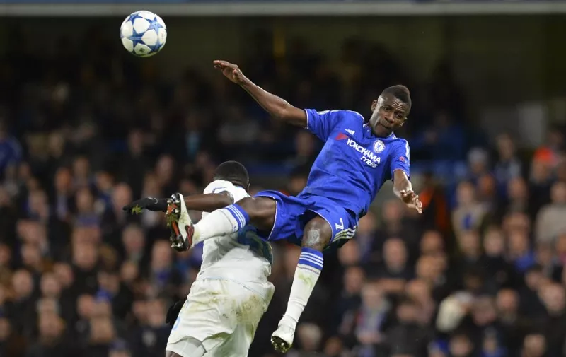 Chelsea's Brazilian midfielder Ramires (R) goes over the top of Porto's French midfielder Giannelli Imbula (L) as he jumps for a high ball during the UEFA Champions League Group G football match between Chelsea and Porto at Stamford Bridge in London on December 9, 2015.  AFP PHOTO / GLYN KIRK / AFP / GLYN KIRK