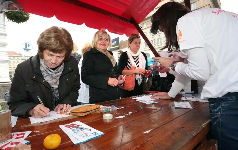 03.10.2014., Zagreb - Na Trgu bana Jelacica, pored mjesta prikupljanja potpisa, Zeljka Markic odrzala je konferenciju za medije. Photo: Zarko Basic/PIXiSELL