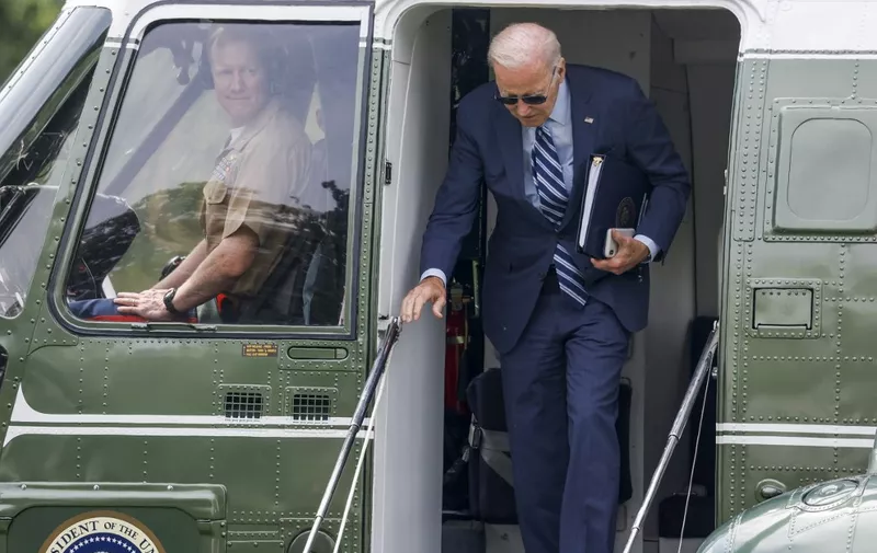 WASHINGTON, DC - AUGUST 14: U.S. President Joe Biden walks off Marine One on the South Lawn of the White House on August 14, 2023 in Washington, DC. Biden spent the weekend at his vacation home in Rehoboth Beach, Delaware.   Anna Moneymaker/Getty Images/AFP (Photo by Anna Moneymaker / GETTY IMAGES NORTH AMERICA / Getty Images via AFP)