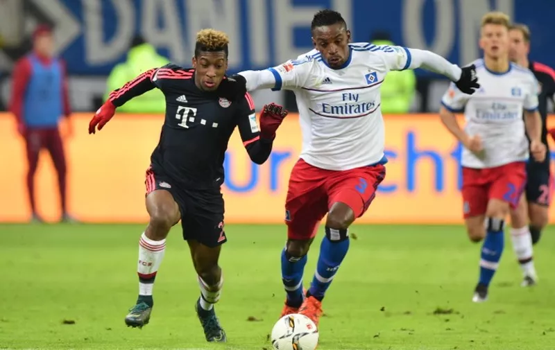 Bayern Munich's French forward Kingsley Coman  and Hamburg's Brazilian defender Cleber (R) vie for the ball during the Bundesliga match Hamburg HSV vs Bayern Munich in Hamburg, north Germany on January 22, 2016. / AFP / John MACDOUGALL / RESTRICTIONS: DURING MATCH TIME: DFL RULES TO LIMIT THE ONLINE USAGE TO 15 PICTURES PER MATCH AND FORBID IMAGE SEQUENCES TO SIMULATE VIDEO. == RESTRICTED TO EDITORIAL USE == FOR FURTHER QUERIES PLEASE CONTACT DFL DIRECTLY AT + 49 69 650050