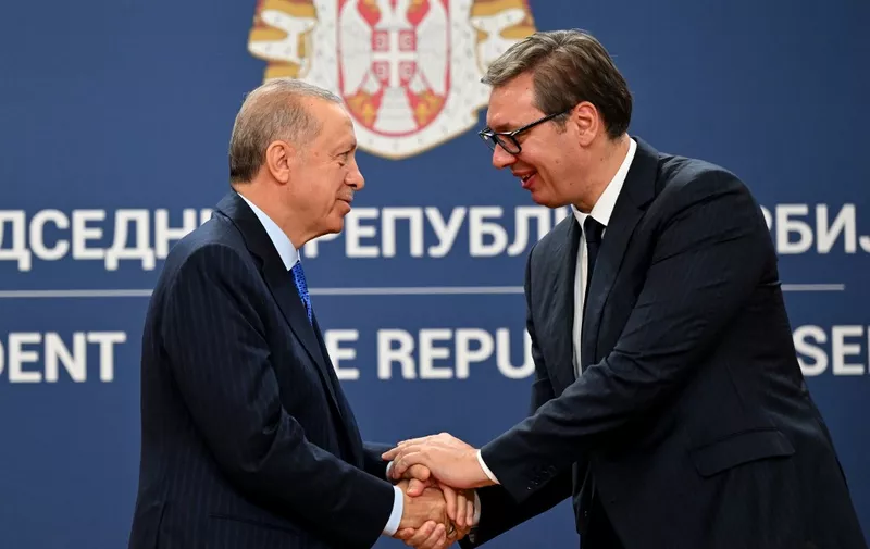 Serbia's President Aleksandar Vucic (R) shakes hands with Turkey's President Recep Tayyip Erdogan (L) during a joint press conference in Belgrade on September 7, 2022. (Photo by Andrej ISAKOVIC / AFP)