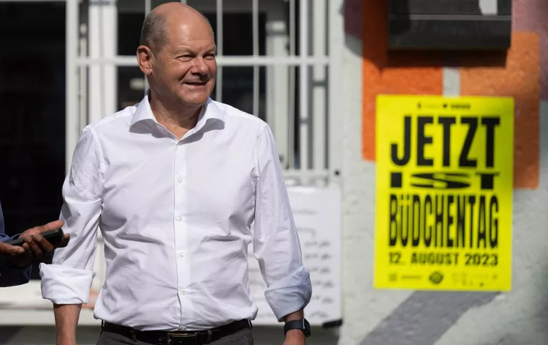 German Chancellor Olaf Scholz visits a snack bar Kiosk named "Das Buedchen" in Duesseldorf, western Germany on August 16, 2023. (Photo by INA FASSBENDER / AFP)
