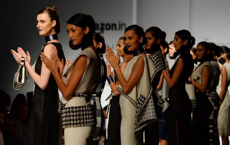 Models present creations by Indian fashion designer Debarun during the Amazon India Fashion Week Spring Summer 2016 in New Delhi on October 11, 2015. AFP PHOTO / SAJJAD HUSSAIN / AFP / SAJJAD HUSSAIN