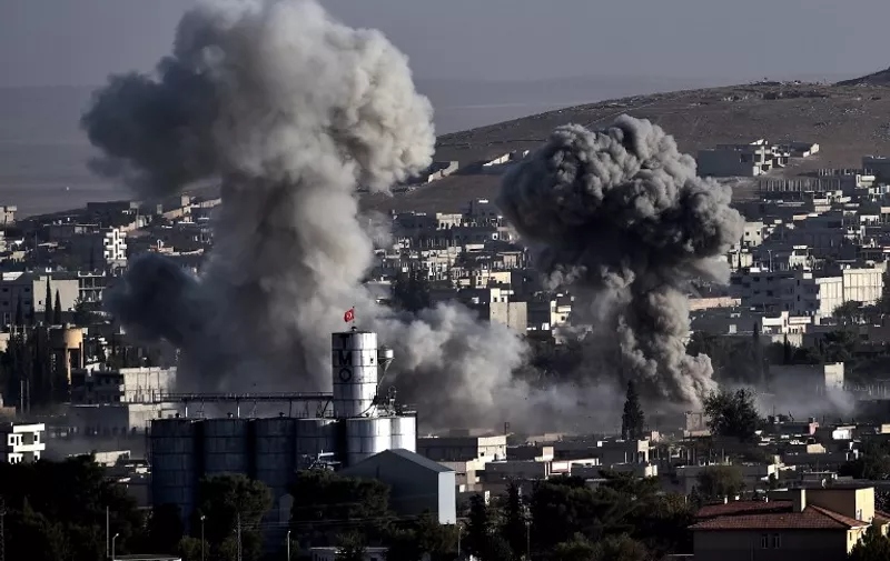 Smoke rises after strikes from the US-led coalition in the Syrian town of Ain al-Arab, known as Kobane by the Kurds, in the southeastern village of Mursitpinar, Sanliurfa province, on October 10, 2014. Coalition aircraft on Friday afternoon carried out two fresh air strikes on Islamic State (IS) jihadists in the Syrian border town of Kobane, an AFP correspondent reported. AFP PHOTO / ARIS MESSINIS / AFP / ARIS MESSINIS