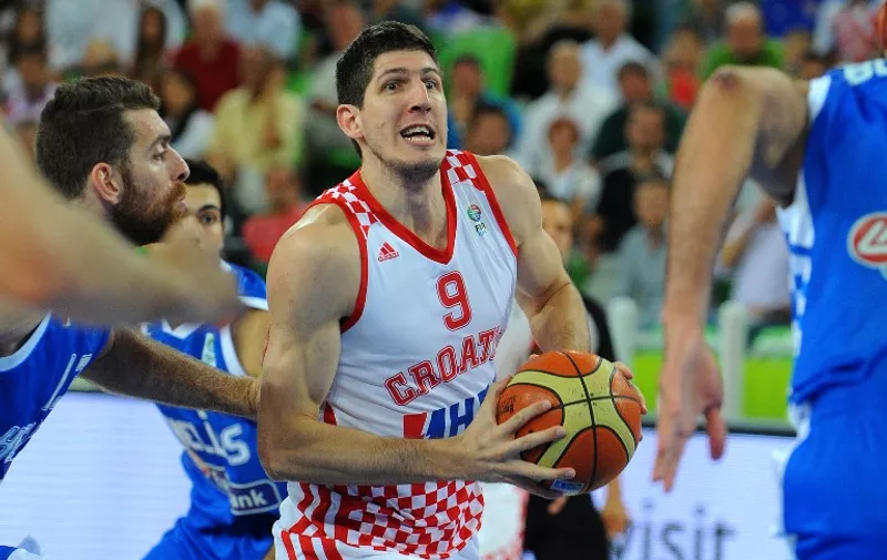 Damjan Rudez of Croatia (C) vies with Kostas Kaimakoglou of Greece (L) during their FIBA Eurobasket second round qualification match between Croatia and Greece at the Stozice Arena in Ljubljana, on September 16, 2013. AFP PHOTO / ANDREJ ISAKOVIC