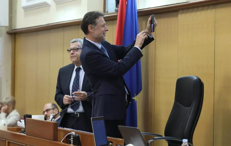 Predsjednik Sabora Gordan Jandroković na početku je sjednice fotkao selfieje, valjda za uspomenu.