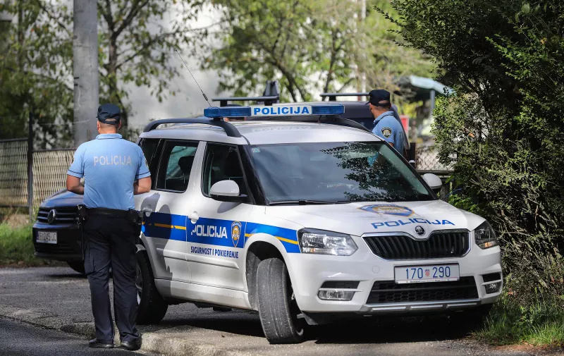 09.09.2022., Oroslavje - Policija osigurava kucu ubijenog mladica u Tvornickoj ulici te pretrazuje okolinu kako bi pronasli oruzje. Photo: Jurica Galoic/PIXSELL