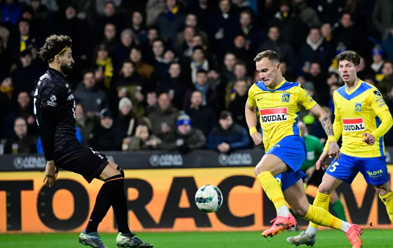 KVC Westerlo v KV Mechelen - Jupiler Pro League WESTERLO, BELGIUM - DECEMBER 20 : Frigan Matija forward of KVC Westerlo battles for possession with Touba Ahmed midfielder of KV Mechelen during the Jupiler Pro League match between KVC Westerlo and KV Mechelen on December 20, 2024 in Westerlo, Belgium, 20/12/2024 Westerlo Belgium PUBLICATIONxNOTxINxFRAxBEL Copyright: xPeterxDexVoechtx