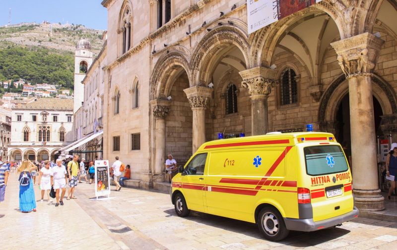 08.08.2012., Dubrovnik - Vozilo hitne pomoci ispred Knezevog dvora. Jednom od posjetitelja je pozlilio.
Photo: Grgo Jelavic/PIXSELL