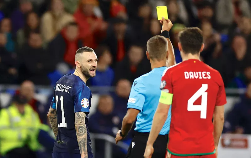Soccer Football - Euro 2024 Qualifier - Group D - Wales v Croatia - Cardiff City Stadium, Cardiff, Wales, Britain - October 15, 2023
Croatia's Marcelo Brozovic is shown a yellow card by referee Davide Massa Action Images via Reuters/John Sibley